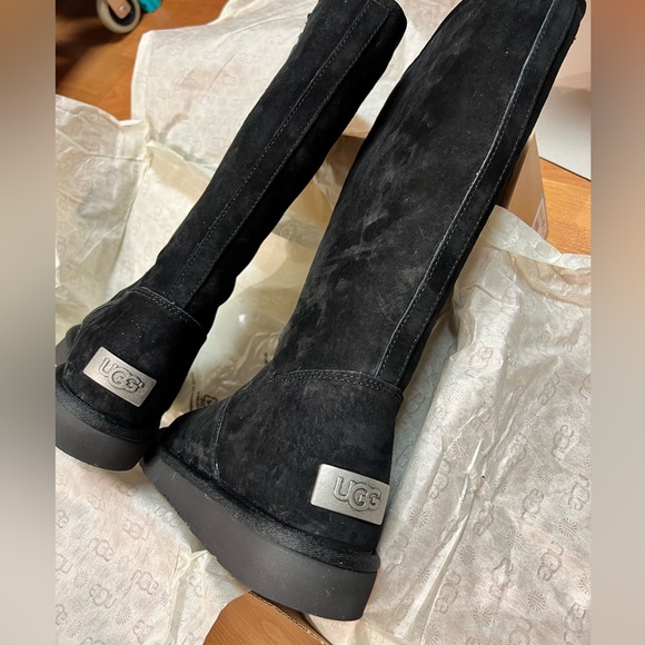 New in Box - UGG W Alber boot (US 7) - Picture 1 of 13